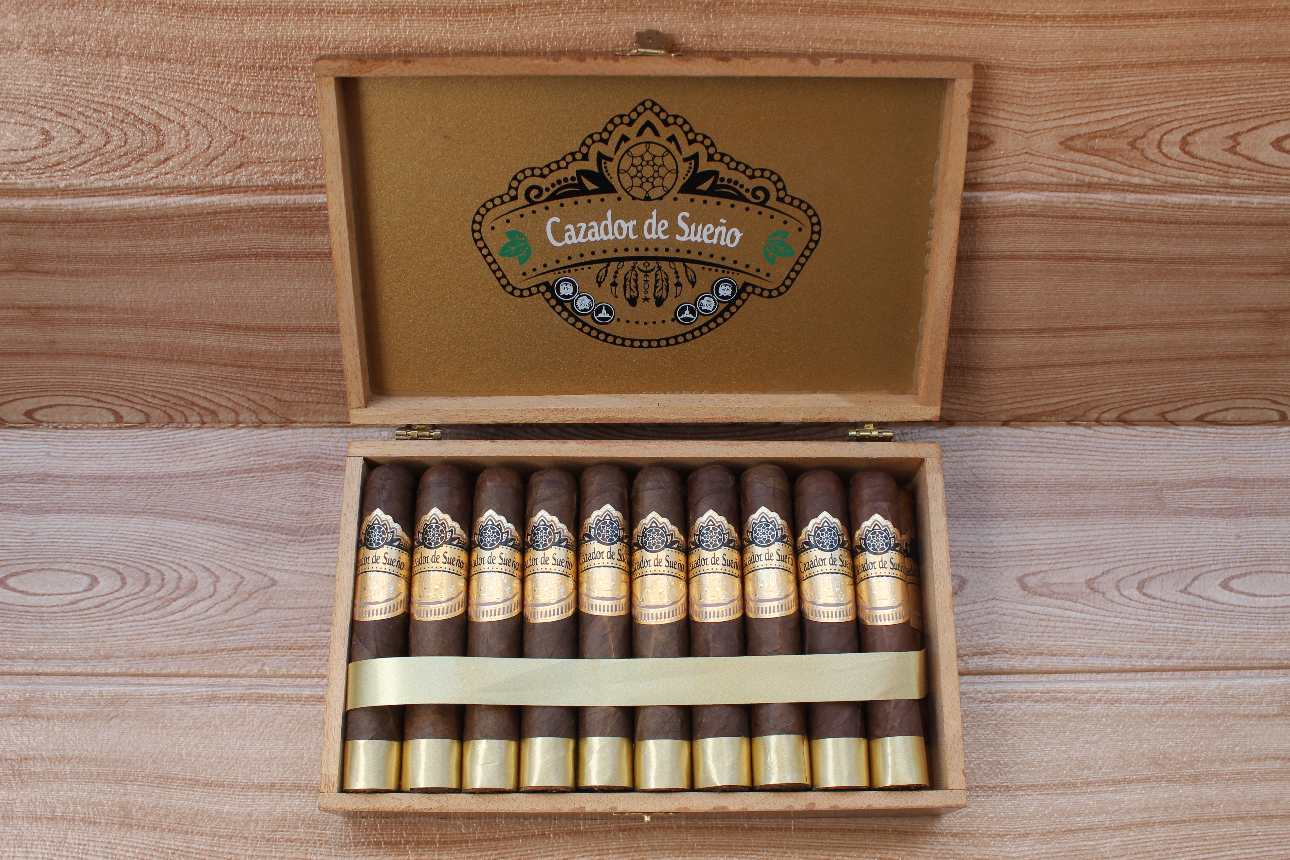 Ligero 007 — caja abierta con diez vitolas